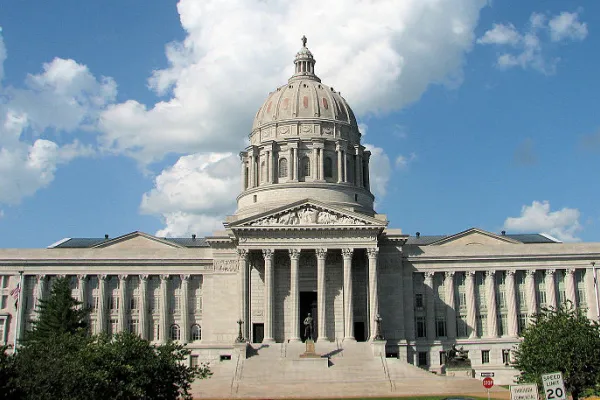 800px-missouricapitol.jpg